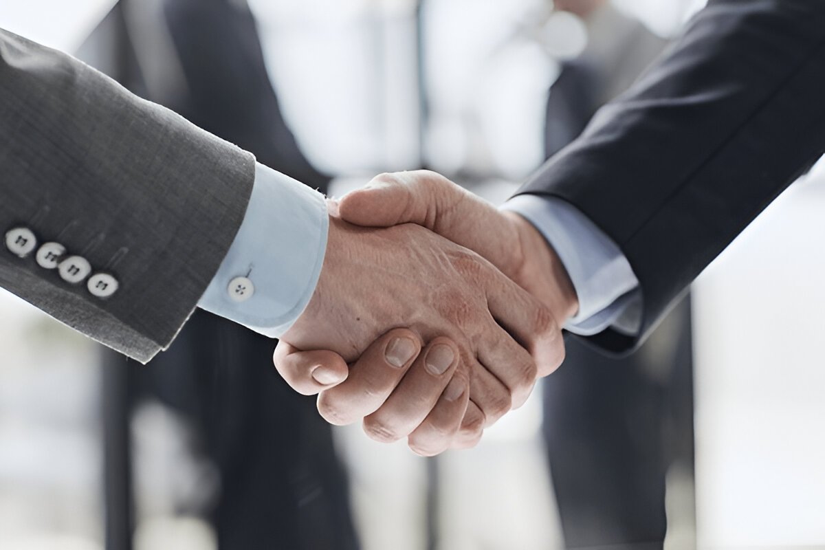 Professional diamond dealer