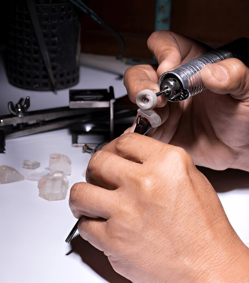 Diamond examination with tweezers