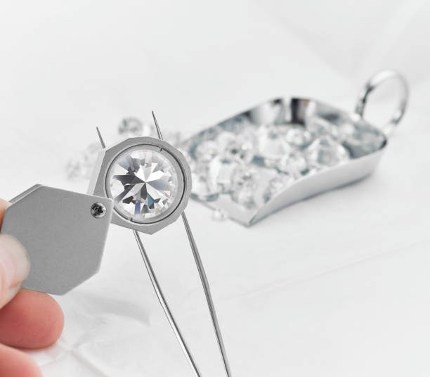 Diamond examination with tweezers